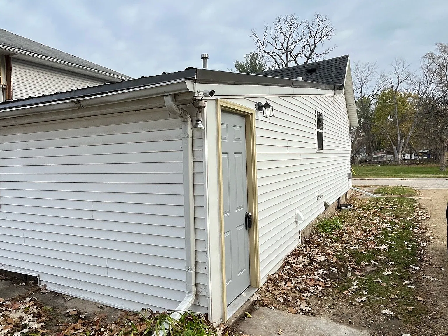 2 bed, 1.0 bath, $1,275 — Photo 4