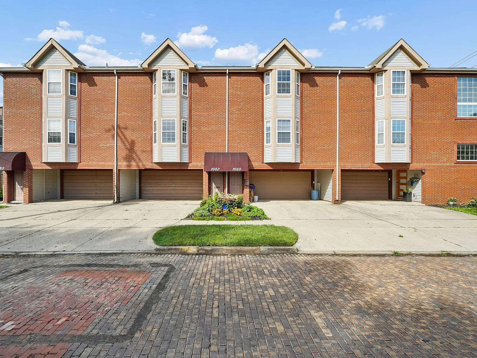 2 bed, 1300 sqft, $3,000 — Photo 2