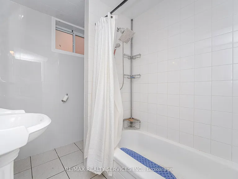 21 Beverley St #LOWER — Photo 19