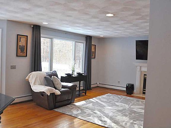 3rd image of 37 Woodridge Dr N