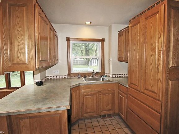 5th image of 214 E Elm St