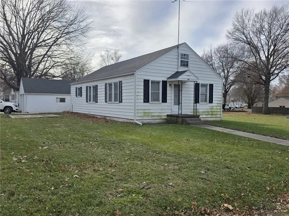 401 S 6th St, Louisburg, KS 66053