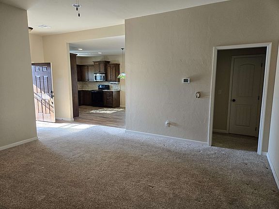 4th image of 325 Birchwood St