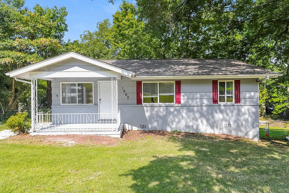 3 bed, 1.0 bath, 1007 sqft, $1,190 — Photo 1