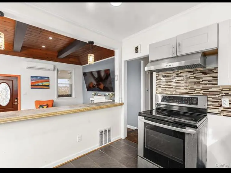 3404 Mohegan Ave — Photo 9