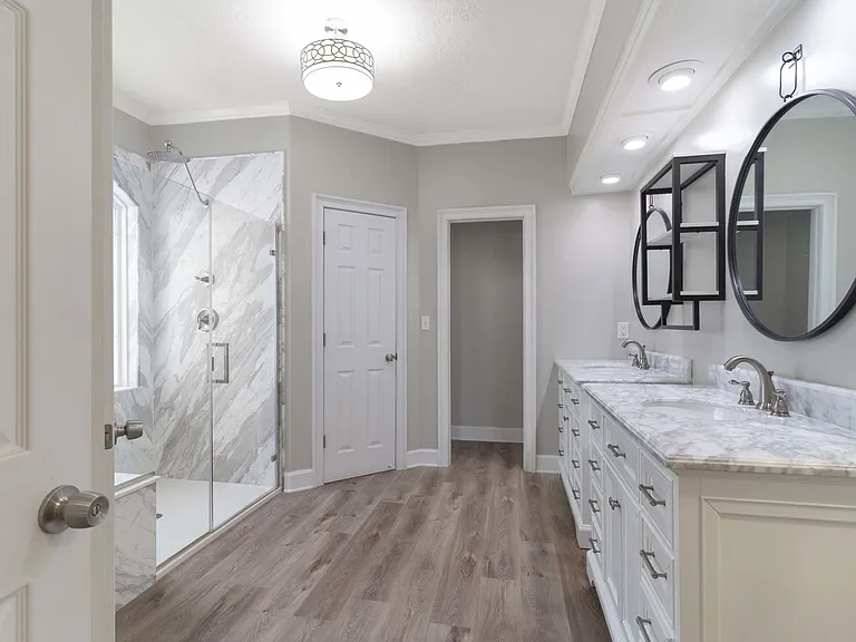 806 Willow Lake Dr — Photo 2
