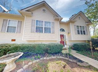 15 Huntington Dr, Grantville, GA 30220