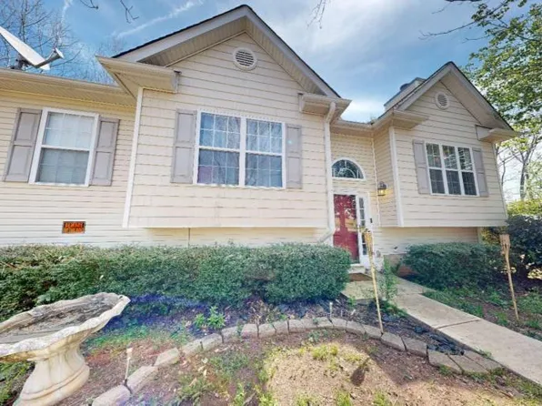 15 Huntington Dr, Grantville, GA 30220