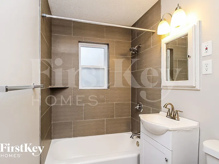 4900 N Sycamore Dr — Photo 11
