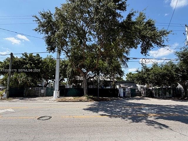 1st image of 890 E 52nd St