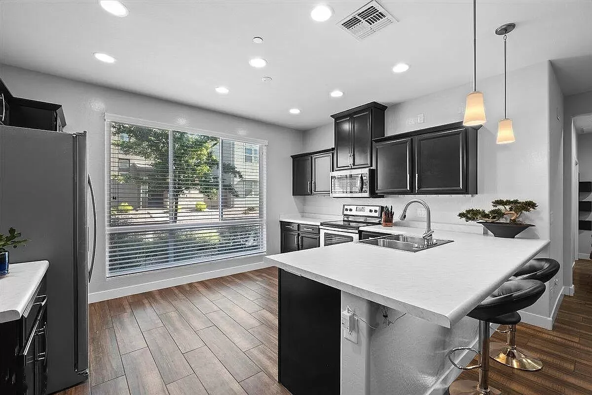 2 bed, 1398 sqft, $2,800 — Photo 1
