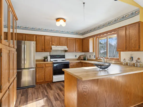 3976 Woodview Dr, Vadnais Heights, MN 55127