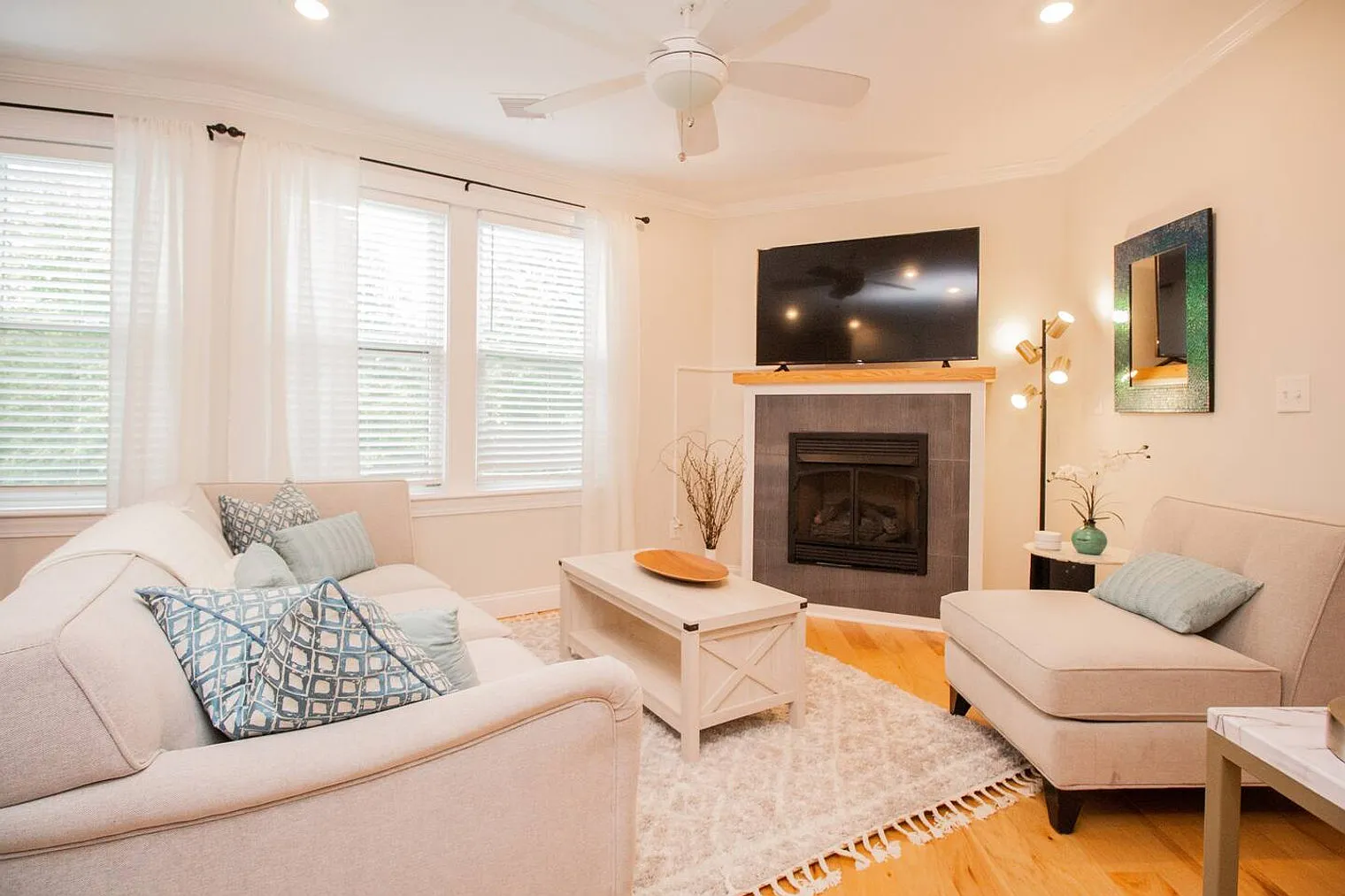 2 bed, 2.0 bath, 990 sqft, $6,598 — Photo 2