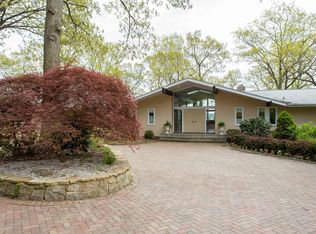 12 Hawk Dr, Lloyd Harbor, NY 11743