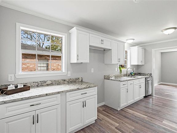 4th image of 732 Oak Field Dr