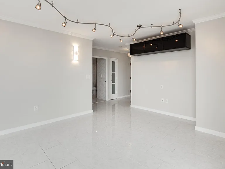 7111 Woodmont Ave #602 — Photo 9