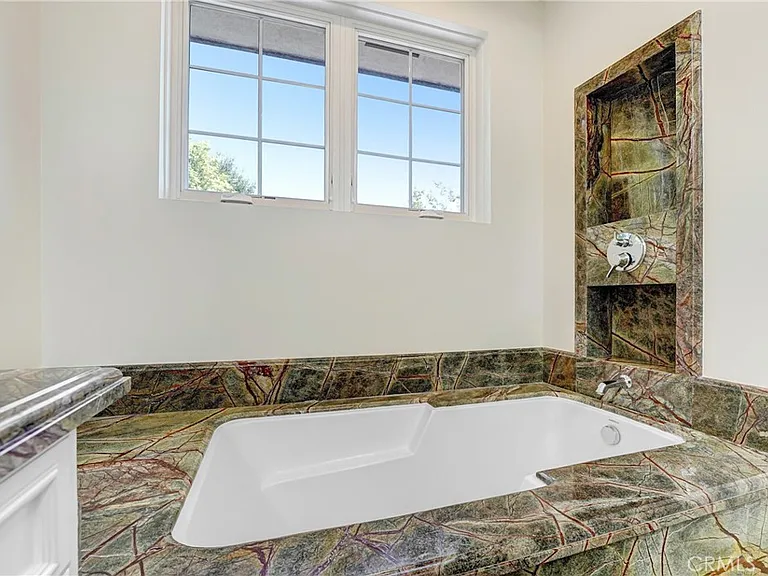 1714 W Oak St — Photo 28