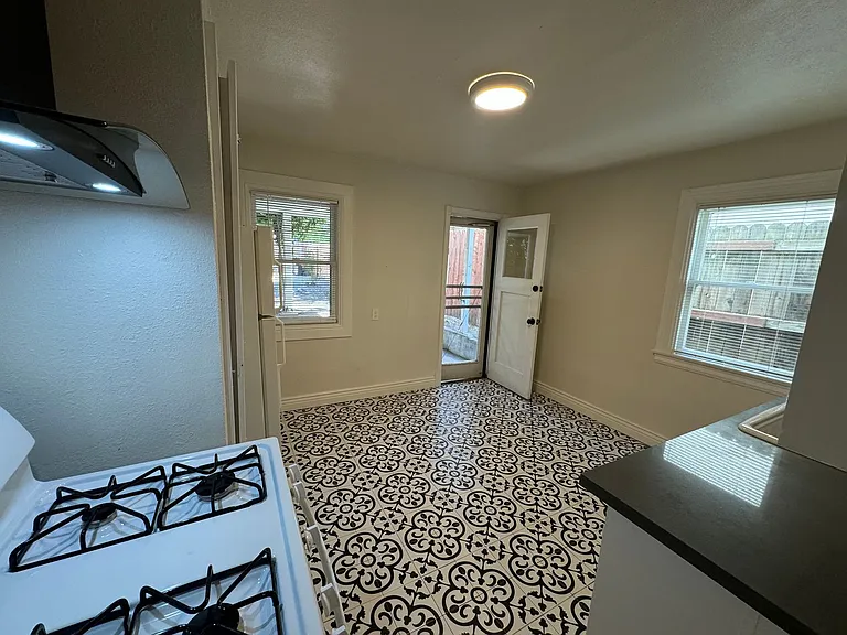 2423 L St #2 — Photo 9