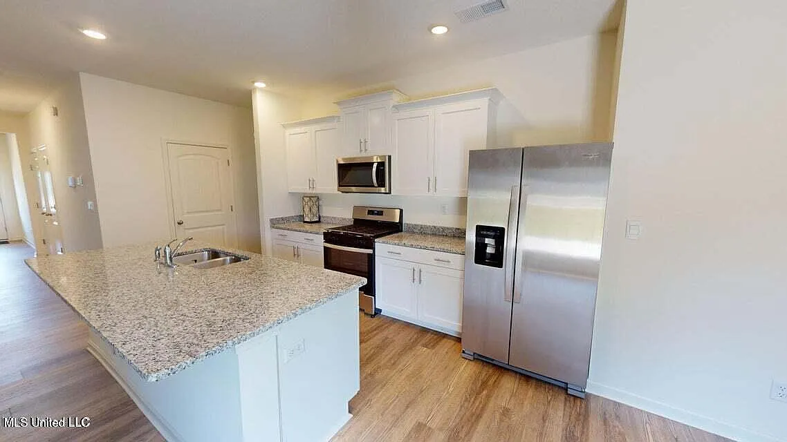 5 bed, 2.5 bath, 2618 sqft, $2,750 — Photo 2