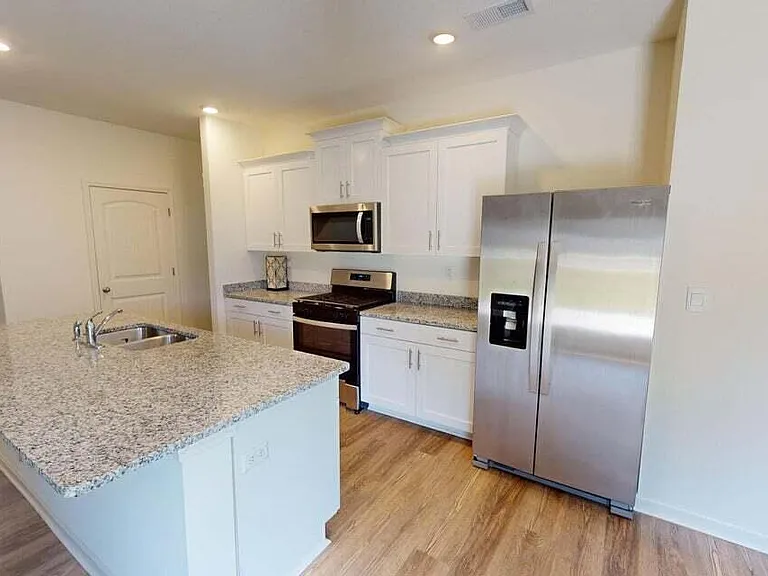 2427 Hyacinth Ln — Photo 2