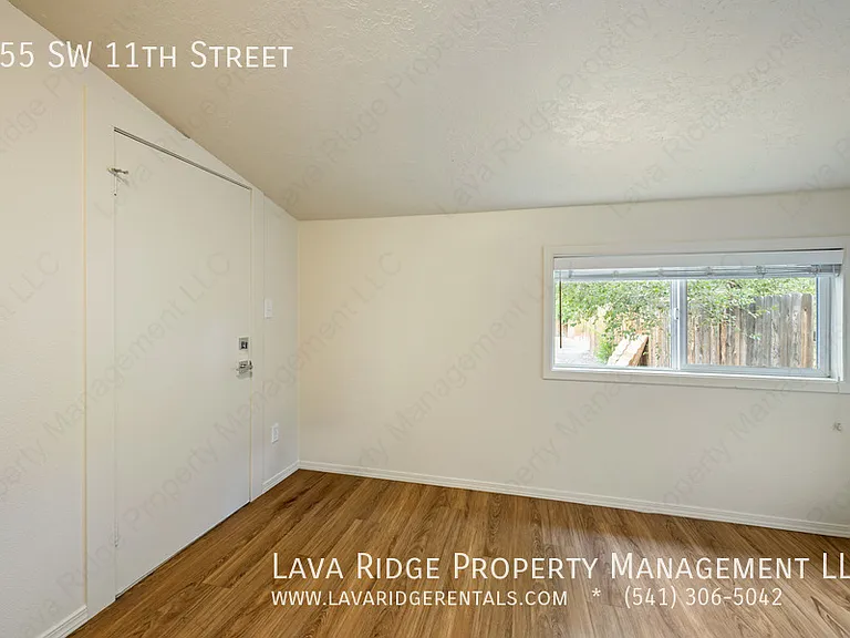655 SW 11th St — Photo 15