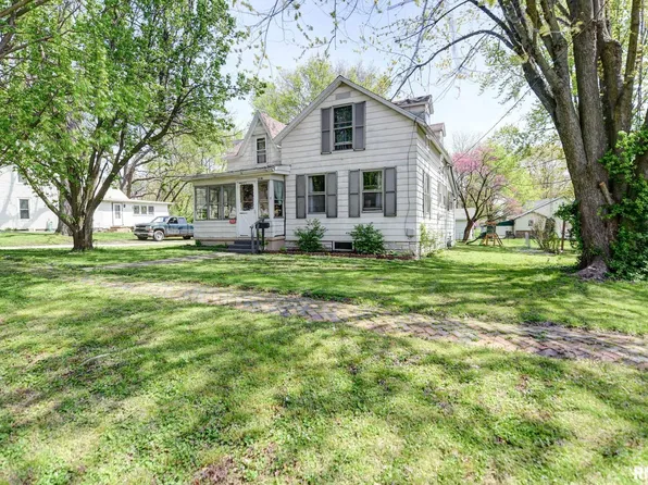 218 1/2 S Hickory St, Pana, IL 62557