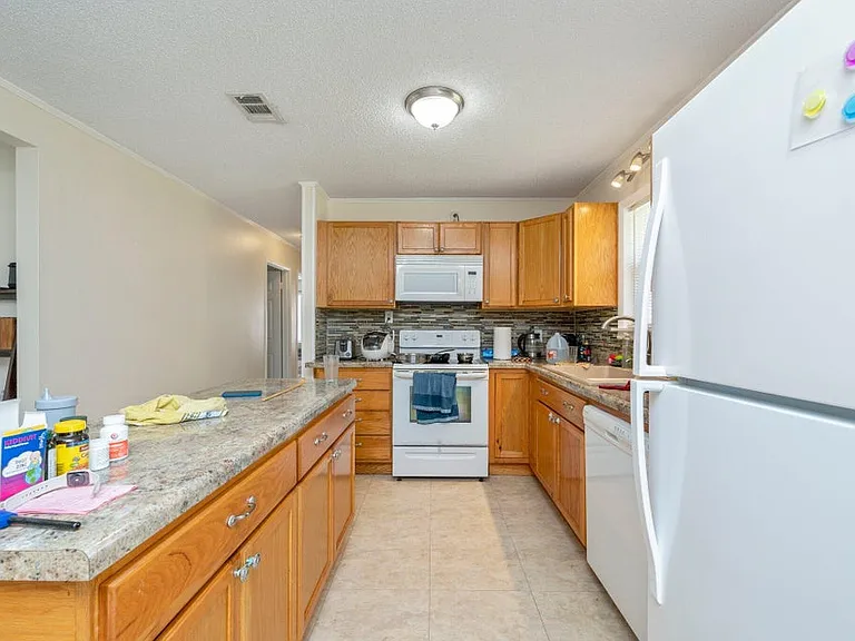 170 Sidney Ave — Photo 4