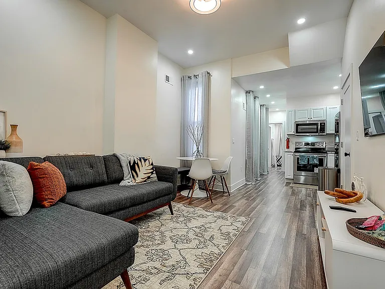 2203 Catharine St #1 — Photo 6