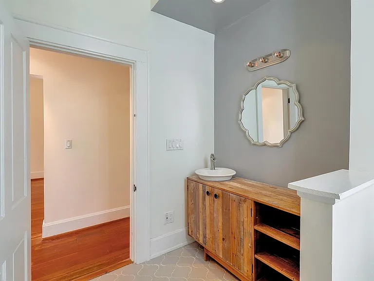 1427 Main St — Photo 2