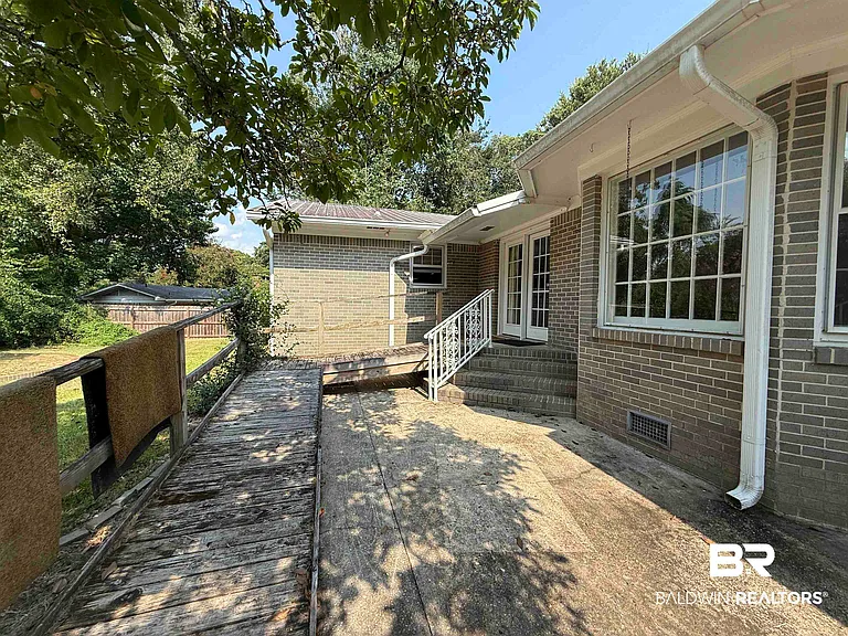110 Patrician Dr — Photo 24