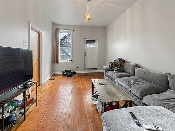 4th image of 1037 N Honore St #1R