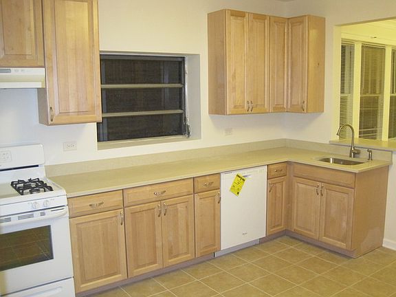 5th image of 7555 N Claremont Ave APT 2