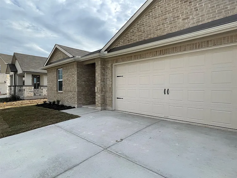 404 Grasslands Trl — Photo 2