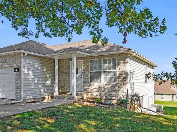 2075 Hidden Valley Ct, Tonganoxie, KS 66086