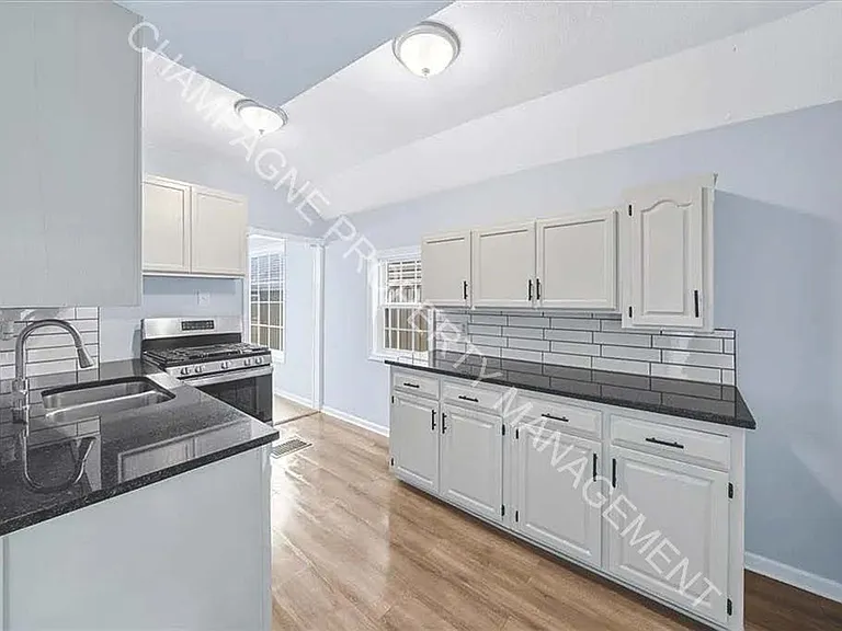 2454 Cypress Ave — Photo 5