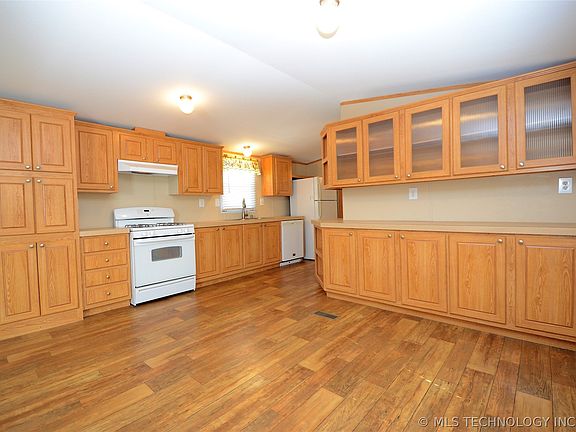 3rd image of 870 W 138th Pl