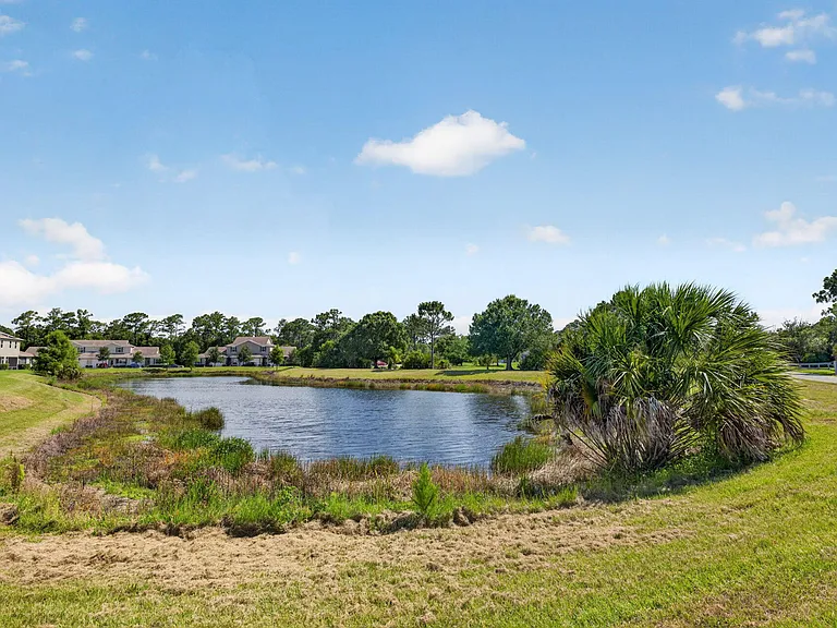 608 NE Waters Edge Ln — Photo 33