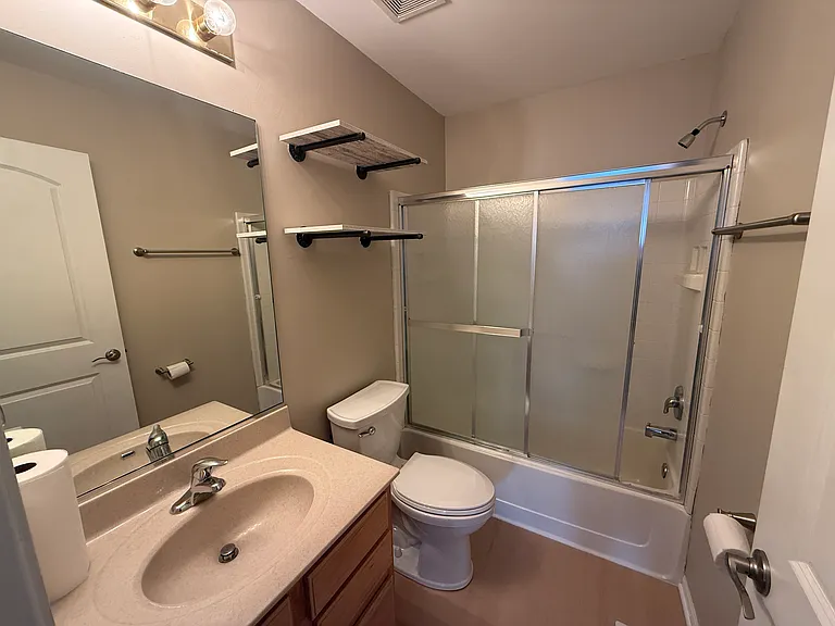 Upstairs Full Bathroom