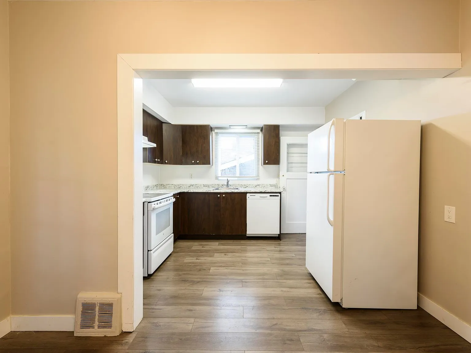 2 bed, 827 sqft, $2,600 — Photo 2