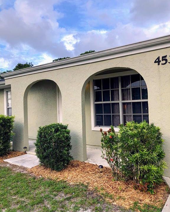 1st image of 453 NE Armory Cir