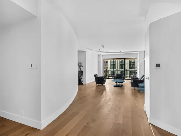 425 East 58th Street image 3 of 18