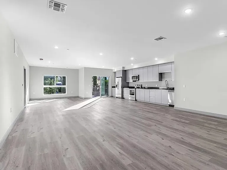 7040 N Woodman Ave #105 — Photo 6