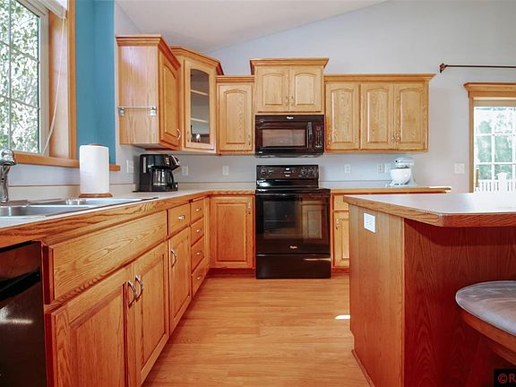 5th image of 446 Thomas Dr