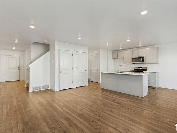 3rd image of 946 W Fox Run Ave