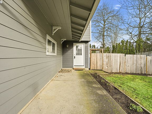 4th image of 912 NE Hacienda Ct
