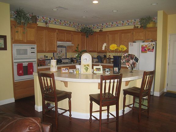 Kitchen w/island