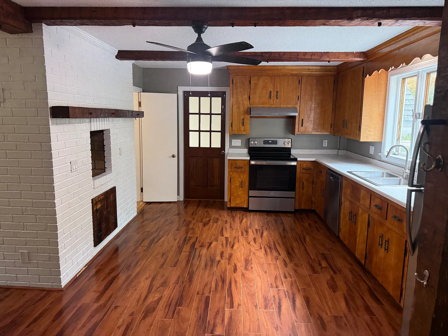 2 bed, 1000 sqft, $1,995 — Photo 2