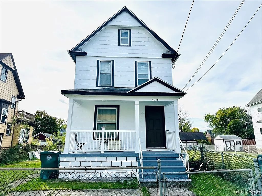 1319 Whitney Ave photo 1