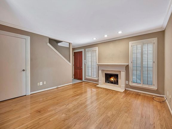 3rd image of 1601 S Shepherd Dr APT 19