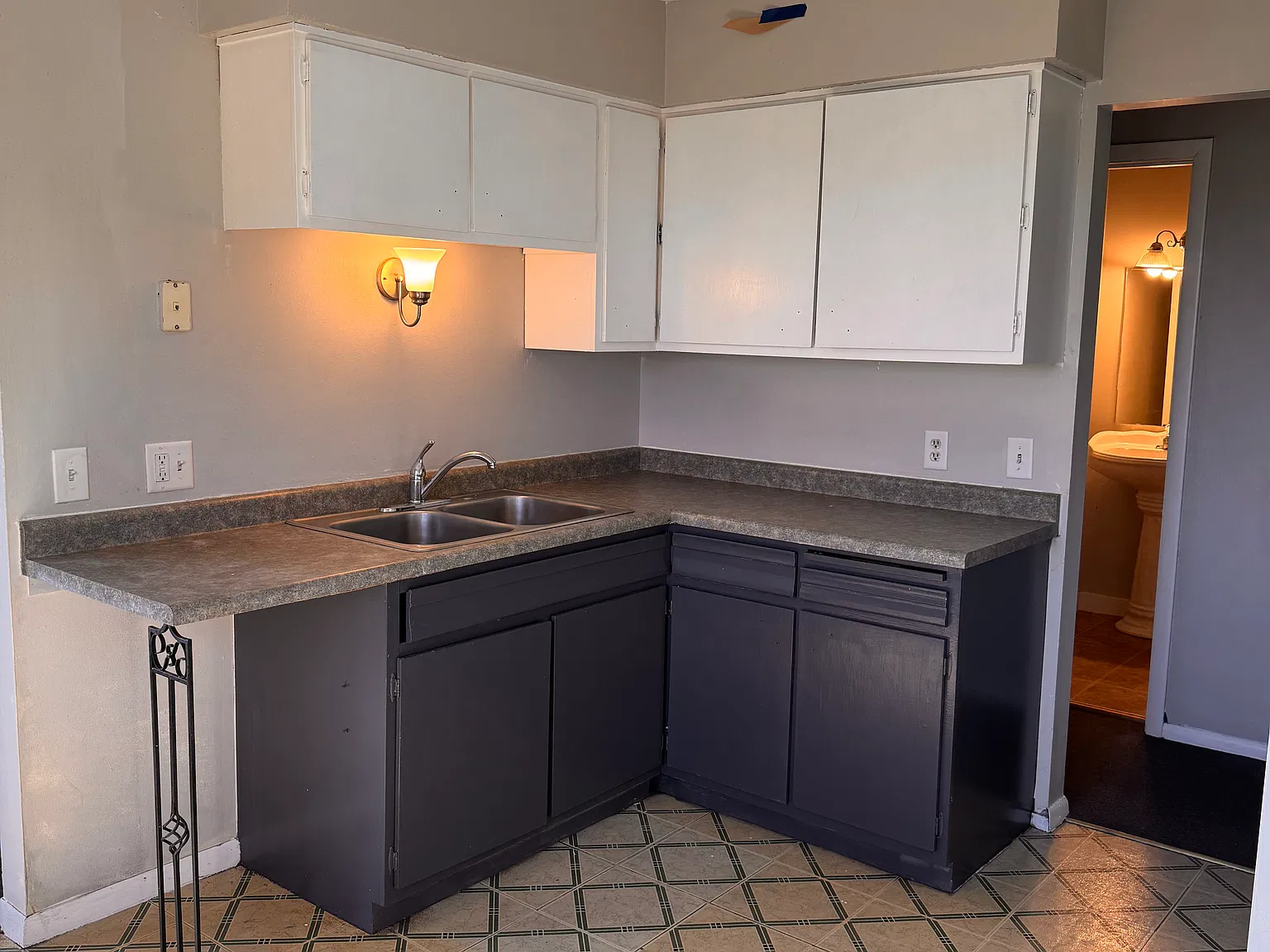 2 bed, 700 sqft, $1,300 — Photo 2